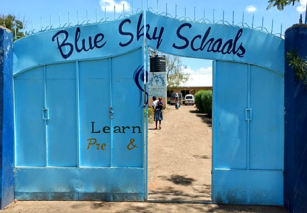 Blue Sky School - Tanque de agua y suelo del nuevo edificio de secundaria's header image